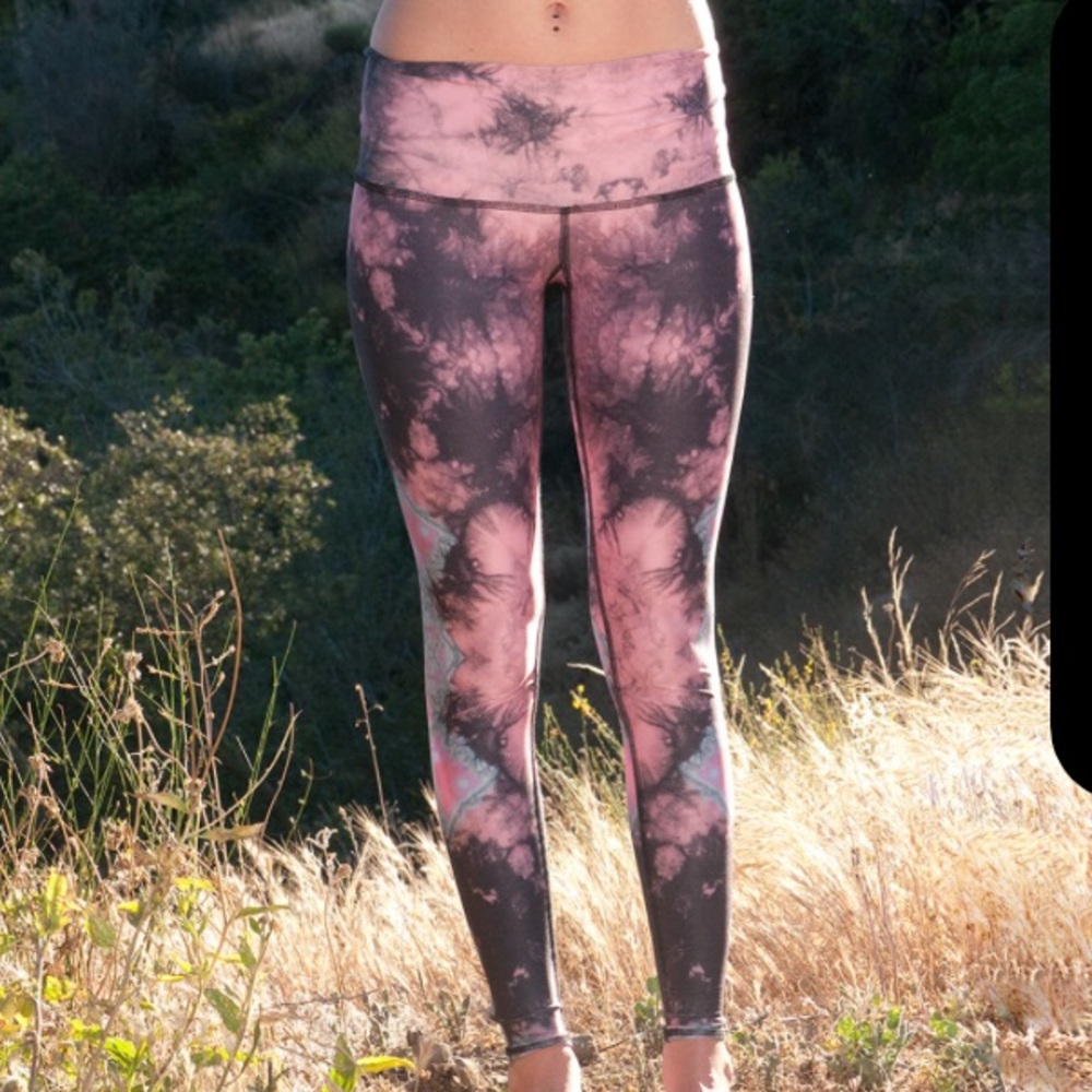 Teeki size m eagle feather pink hot pant